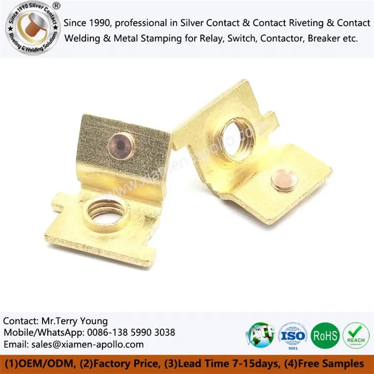 Žalvaris antspauduoja sidabrinį kontaktinį kniedį